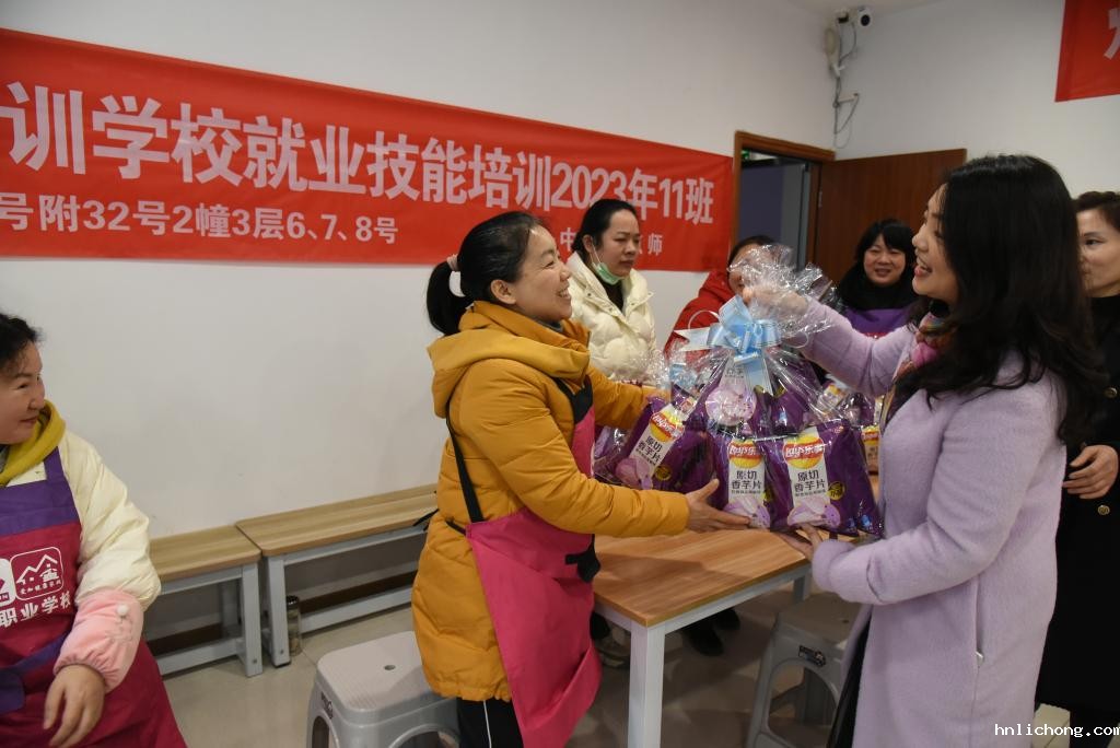 6.渝北区妇联为烘焙师职业技能培训班妇女发放物资（该培训班为家庭主妇和有创业就业意愿的失业妇女）_1
